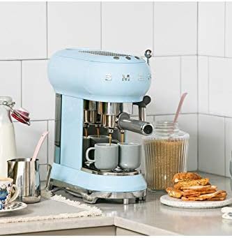 Smeg, Machine à Café Expresso Manuelle ECF01PBEU, Système Cappuccino, Thermoblock, Grand Boîtier Tasse et Double Fonction Café, Réservoir d'Eau 1 L, Dimensions Compactes, 1350W, Bleu Azur